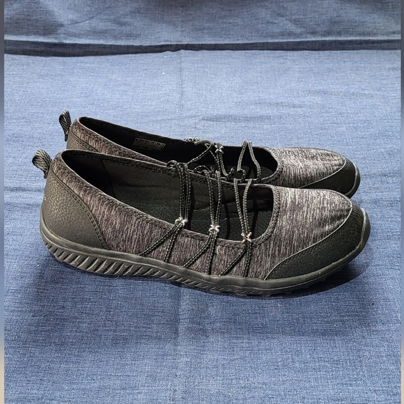 Skecher's slide on memory foam, classic fit comfort shoe - Picture 7 of 7